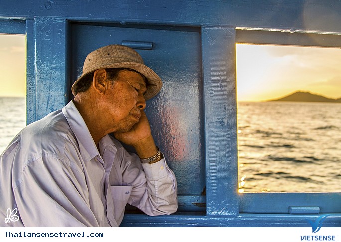 Người đàn ông tranh thủ chợp mắt trên tàu về đất liền từ Koh Samet.