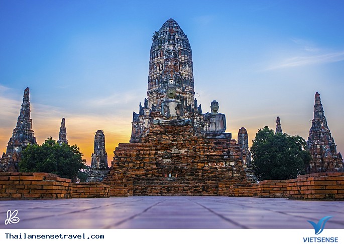 Khung cảnh mặt trời lặn ở chùa Wat Chaiwatthanaram, Ayutthaya.