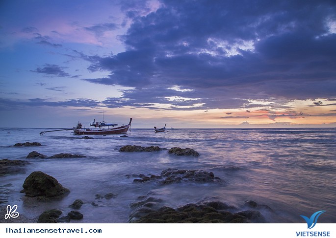 Những chiếc thuyền đuôi dài trên biển Koh Lanta.