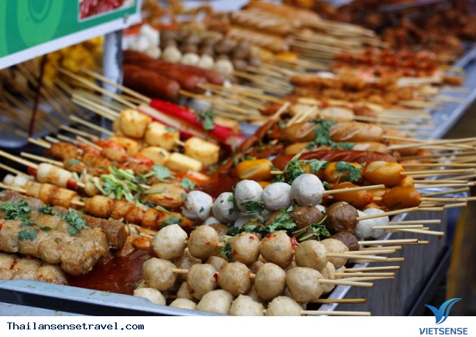 Thưởng thức ẩm thực đường phố