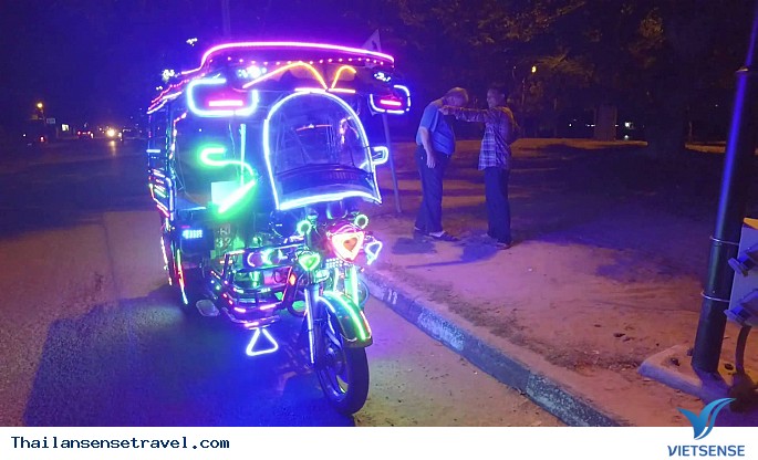 Nhảy nhót trong chuyến xe ở Tuk Tuk disco
