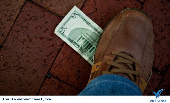 Bất cứ ai cũng không được giẫm lên tiền Bất cứ ai cũng không được giẫm lên tiền