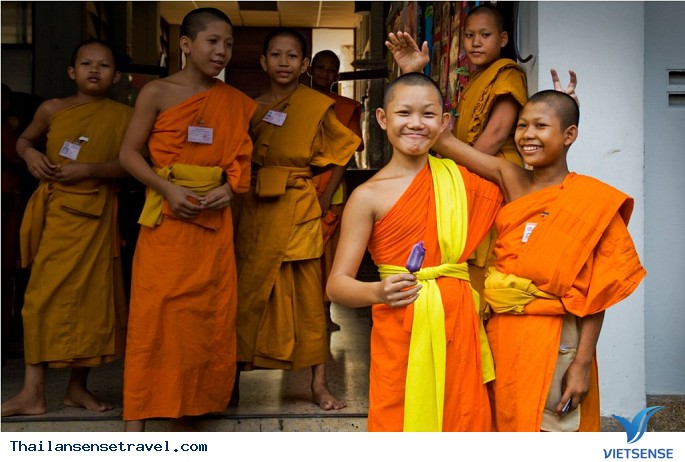 Nếu không muốn bị xem như kẻ kì lạ thì khách thăm quan không nên xoa đầu người khác Nếu không muốn bị xem như kẻ kì lạ thì khách thăm quan không nên xoa đầu người khác