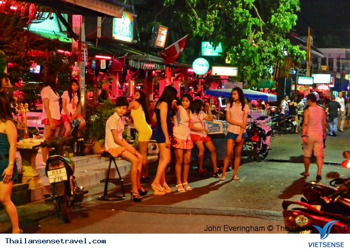 Theo chân các cô gái làm việc tại các quán Bar ở Thái Lan - Ảnh 4