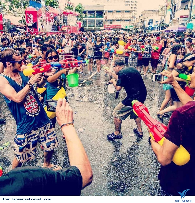 Ý nghĩa sâu xa của lễ hội té nước - Ảnh 2 Ý nghĩa sâu xa của lễ hội té nước - Ảnh 2