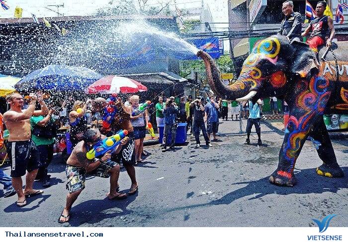 Ý nghĩa sâu xa của lễ hội té nước - Ảnh 4 Ý nghĩa sâu xa của lễ hội té nước - Ảnh 4