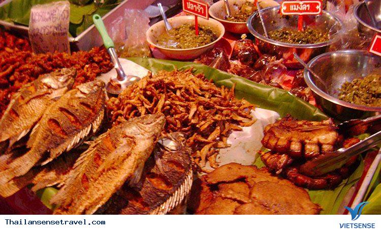 Khu ẩm thực của chợ đêm Chiang Rai