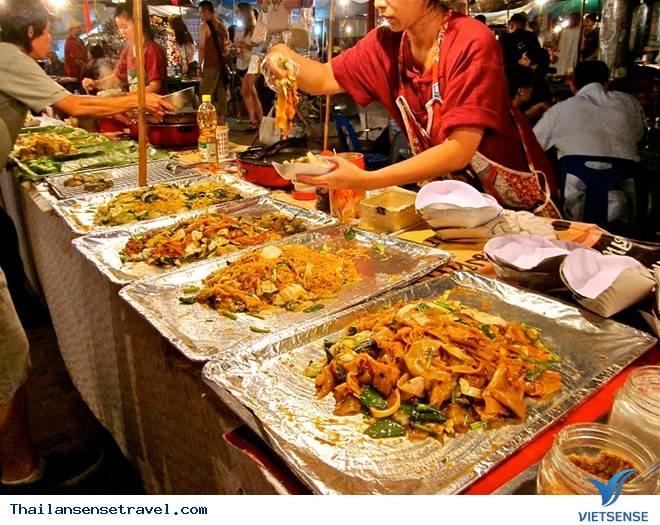 Màn biểu diễn từ thiện tại chợ đêm Chiang Rai - Ảnh 1