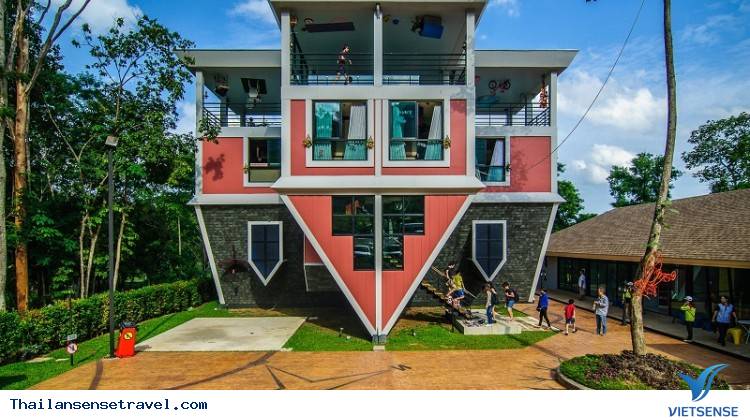 Baan Teelanka - Ngôi nhà lộn ngược