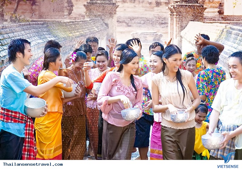 Lễ hội té nước Thái: Huyền thoại Songkran - Ảnh 6 Lễ hội té nước Thái: Huyền thoại Songkran - Ảnh 6