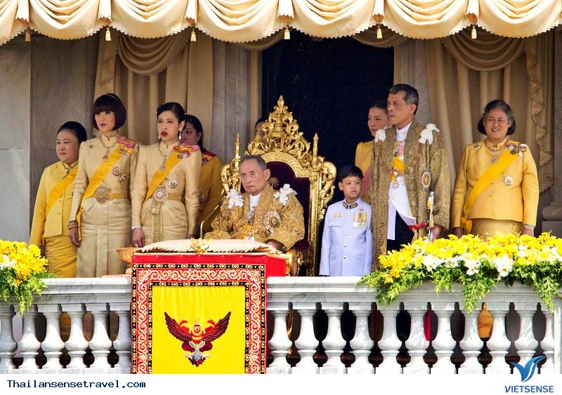 Tránh đề cập đến chính trị và gia đình hoàng gia Tránh đề cập đến chính trị và gia đình hoàng gia