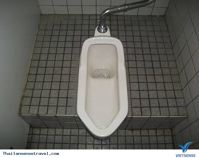 Ngồi xổm khi đi vệ sinh và không dùng giấy Ngồi xổm khi đi vệ sinh và không dùng giấy