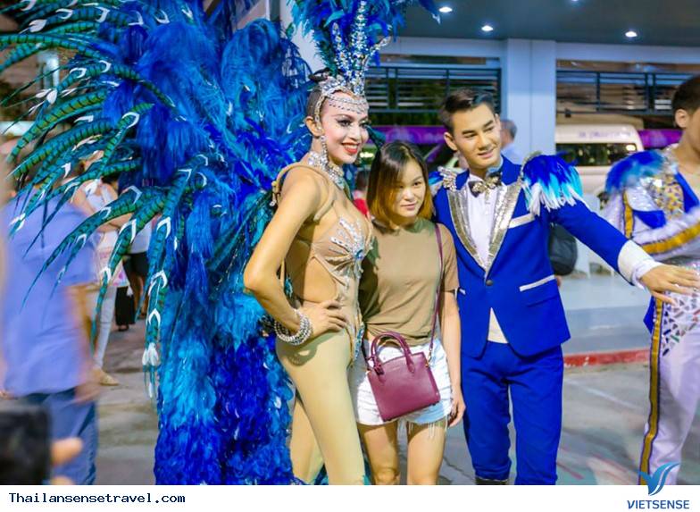 Không khí bao trùm trong nhà hát