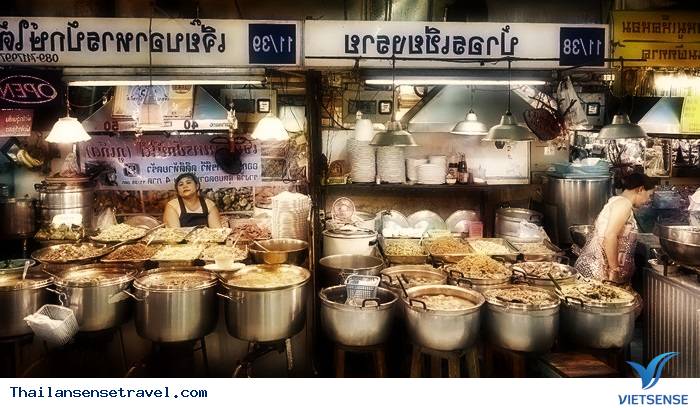 Thưởng thức ẩm thực đường phố