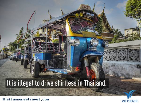 Sẽ là bất hợp pháp nếu lái xe mà cởi trần