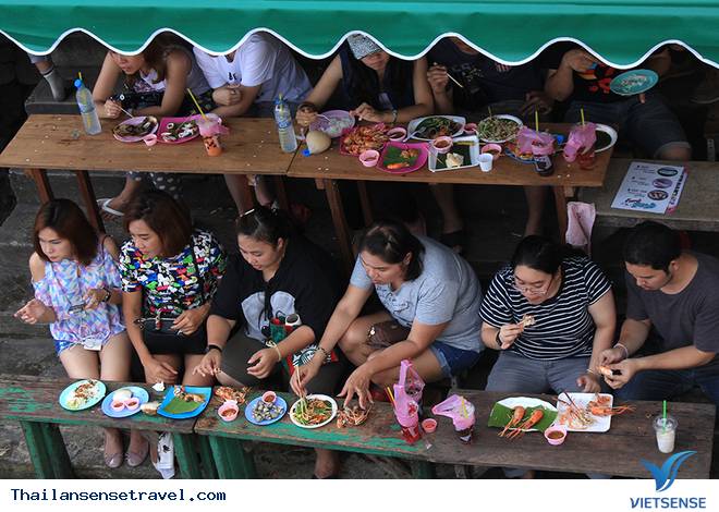 Cái nhìn đầu tiên của khách thăm quan khi đến với chợ nổi