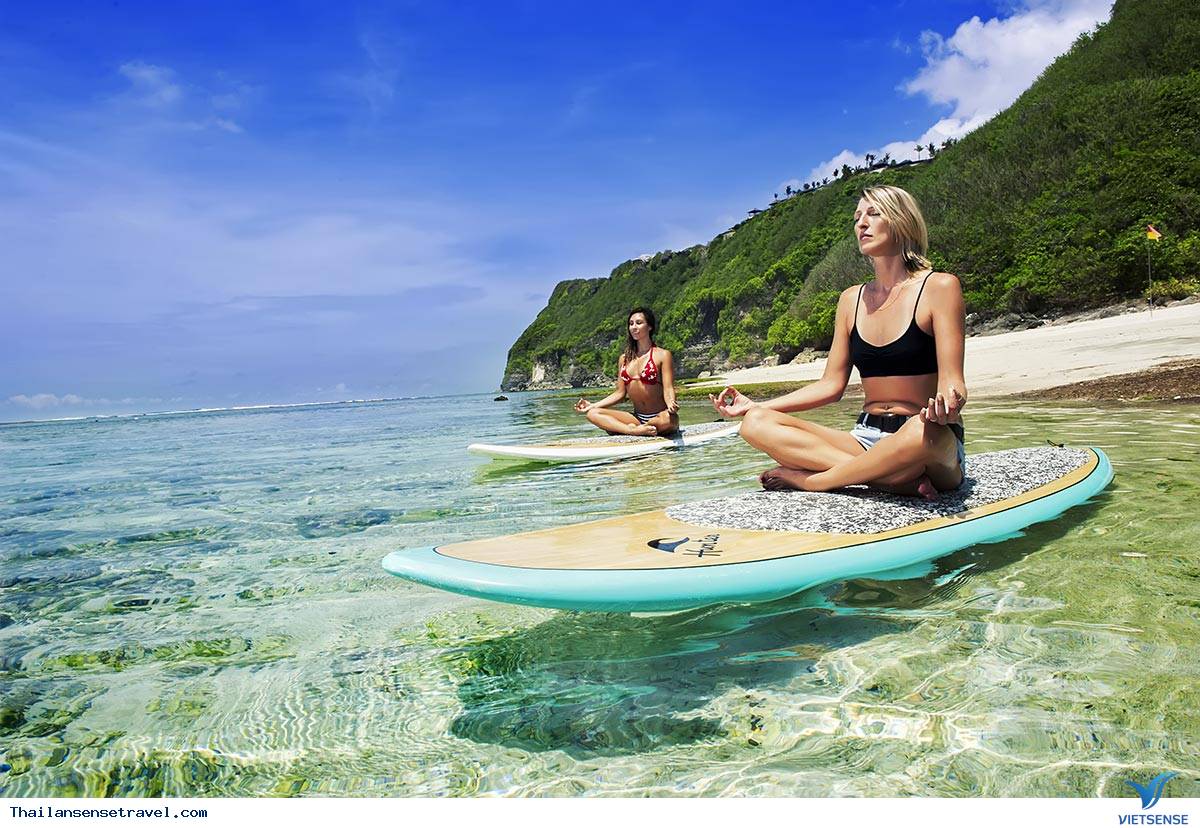Где отдыхать в мае недорого. Отдыхающие на Бали. Пляж карма Кандара. Карма Бич Бали. Летний туризм.