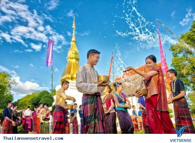 Tết té nước mừng năm mới vui nhộn của Thái Lan mang tên Songkran - Ảnh 4 Tết té nước mừng năm mới vui nhộn của Thái Lan mang tên Songkran - Ảnh 4