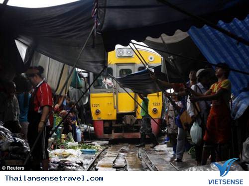 Maeklong khu chợ nguy hiểm nhất thế giới ở Thái Lan - Ảnh 3