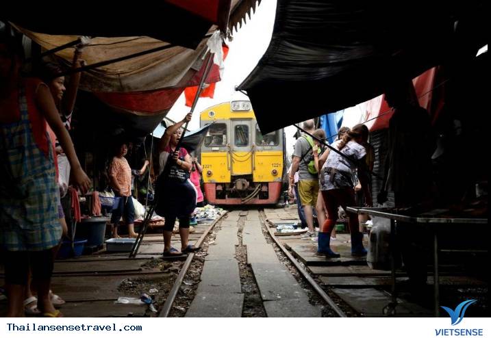 Maeklong khu chợ nguy hiểm nhất thế giới ở Thái Lan - Ảnh 2