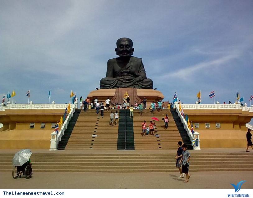 Bức tượng khổng lồ Luang Phor Thuad - Ảnh 1