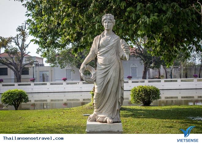 Người làm vườn bất lực nhìn Hoàng Hậu và Công Chúa ở Cung điện Mùa hè ở Thái Lan - Ảnh 11 Người làm vườn bất lực nhìn Hoàng Hậu và Công Chúa ở Cung điện Mùa hè ở Thái Lan - Ảnh 11