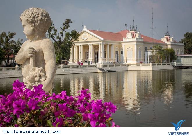 Người làm vườn bất lực nhìn Hoàng Hậu và Công Chúa ở Cung điện Mùa hè ở Thái Lan - Ảnh 3 Người làm vườn bất lực nhìn Hoàng Hậu và Công Chúa ở Cung điện Mùa hè ở Thái Lan - Ảnh 3