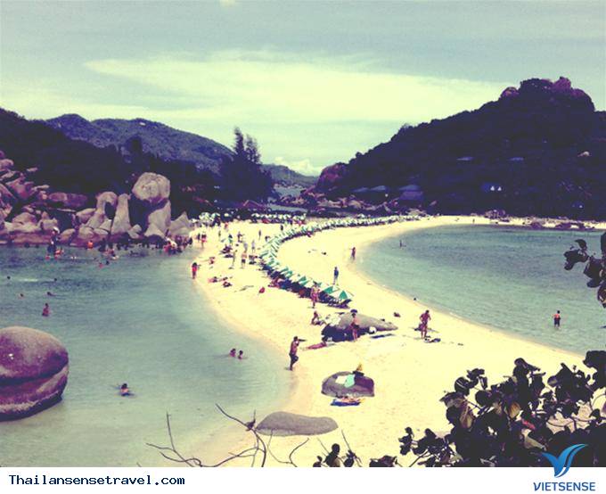 Làn nước trong veo quanh đảo