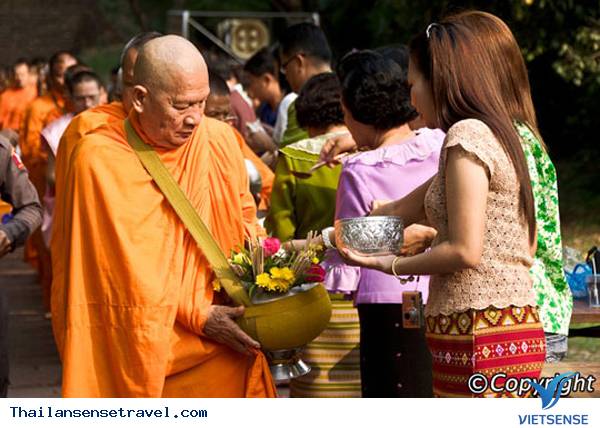 Phụ nữ không được đưa bất kỳ thứ gì trực tiếp cho nhà sư Phụ nữ không được đưa bất kỳ thứ gì trực tiếp cho nhà sư