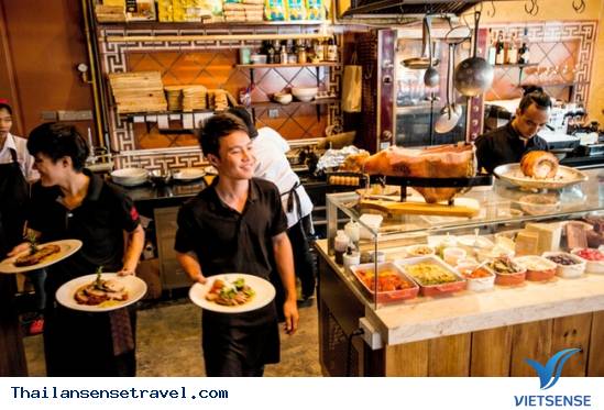 Bạn nên chú ý không dùng tay trái để đưa đồ cho người khác Bạn nên chú ý không dùng tay trái để đưa đồ cho người khác