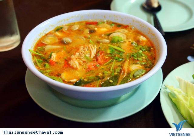 Canh tôm chua tom yum kiểu Thái