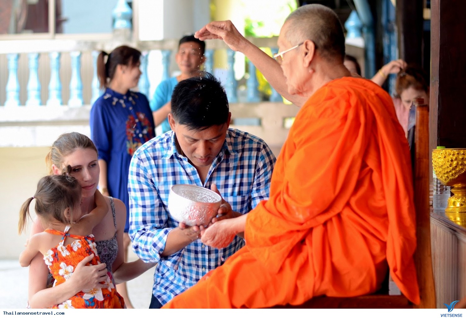 Trang phục khi đến thăm đền chùa Trang phục khi đến thăm đền chùa