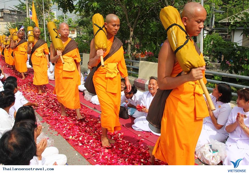 Với những phụ nữ Thái khi họ đến chùa chiền Với những phụ nữ Thái khi họ đến chùa chiền