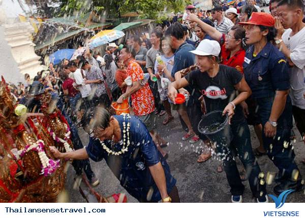 Ngày hội té nước ở Chiang Mai