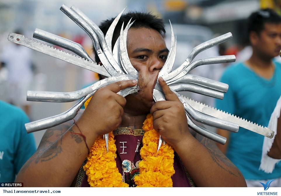 Rùng mình với lễ hội ăn chay hành xác ở Phuket -Thái Lan - Ảnh 1 Rùng mình với lễ hội ăn chay hành xác ở Phuket -Thái Lan - Ảnh 1