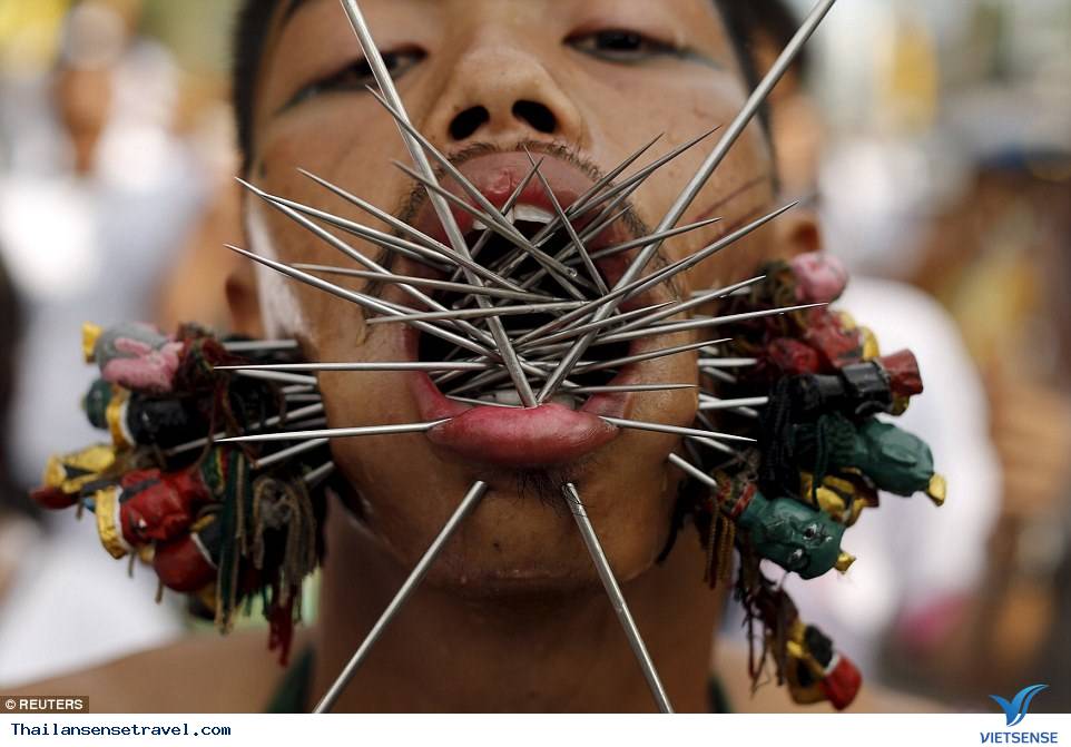 Rùng mình với lễ hội ăn chay hành xác ở Phuket -Thái Lan - Ảnh 2 Rùng mình với lễ hội ăn chay hành xác ở Phuket -Thái Lan - Ảnh 2