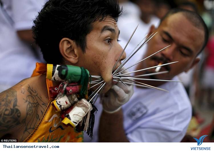 Rùng mình với lễ hội ăn chay hành xác ở Phuket -Thái Lan - Ảnh 3 Rùng mình với lễ hội ăn chay hành xác ở Phuket -Thái Lan - Ảnh 3