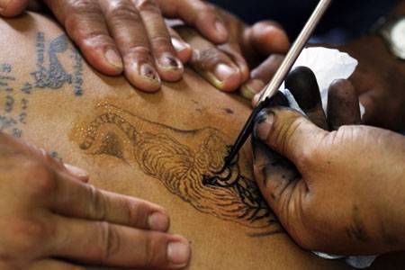 Thái Lan: độc đáo lễ xăm mình Tránh Tai Ương - Ảnh 2 Thái Lan: độc đáo lễ xăm mình Tránh Tai Ương - Ảnh 2