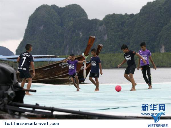 Tham quan sân bóng trên mặt biển ở làng chài của Thái Lan - Ảnh 1