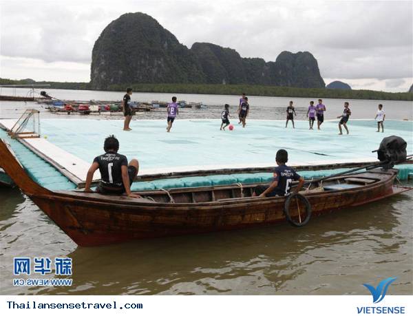 Tham quan sân bóng trên mặt biển ở làng chài của Thái Lan - Ảnh 4