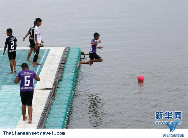 Tham quan sân bóng trên mặt biển ở làng chài của Thái Lan - Ảnh 5