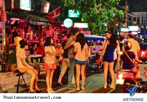 Theo chân các cô gái làm việc tại các quán Bar ở Thái Lan - Ảnh 3